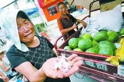 回民老阿爸吃瓜视频播放,瓜界新宠引网友热议