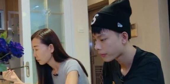 小宋吃洋瓜视频,趣味视频引网友热议