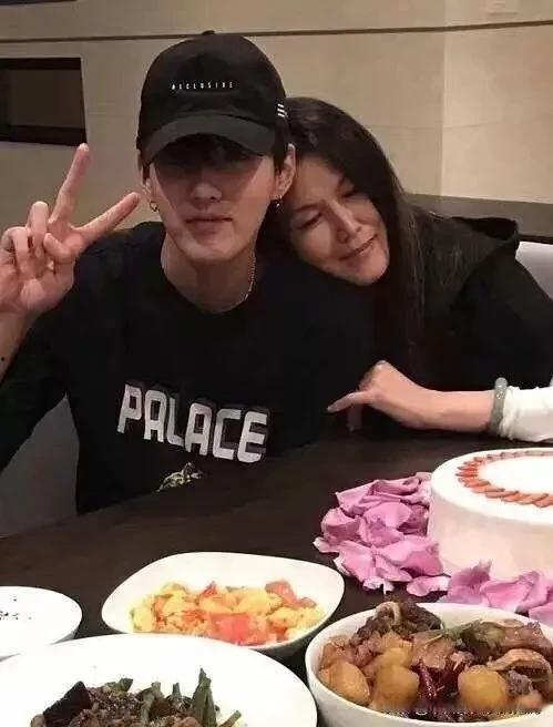 一家人八卦吃瓜视频,一家人的八卦吃瓜大揭秘