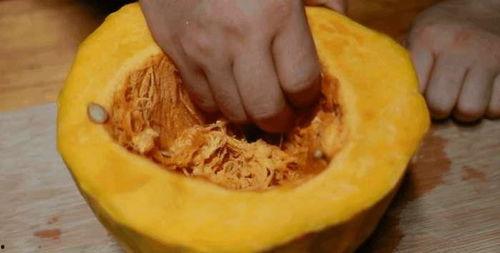 有谁吃瓜不加盐的故事视频,趣味视频揭示生活小智慧