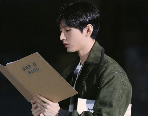 成毅吃瓜博主视频,娱乐圈幕后真相大曝光