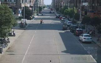 交警假扮吃瓜视频,揭秘街头交通违法行为