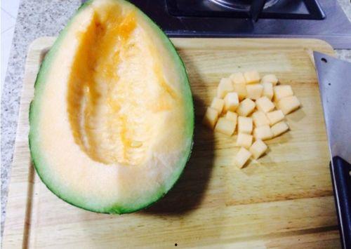 猴子吃哈密瓜干视频,猴子大快朵颐哈密瓜干视频走红网络